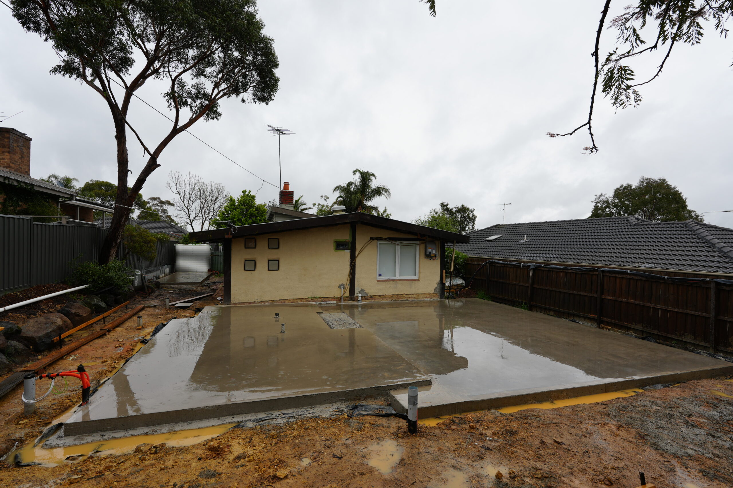 Mud brick home extension Melbourne concrete slab