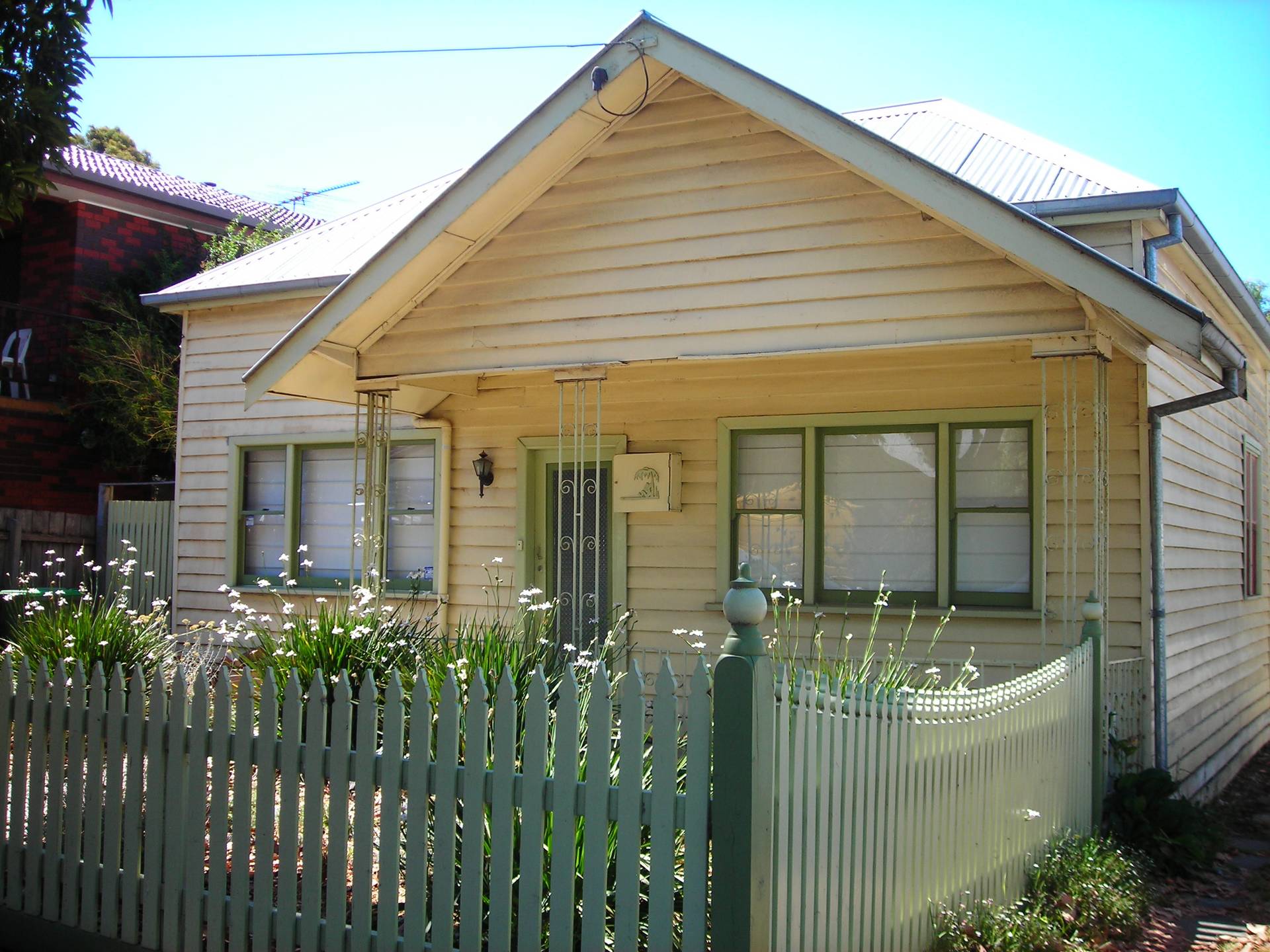 Tired Melbourne weatherboard home located in Thornbury in need of renovations.