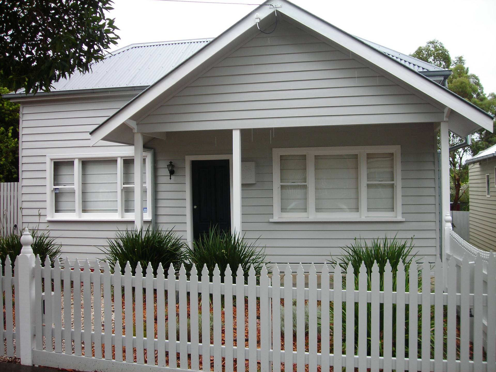 Californian Bungalow home restoration finished, complete exterior transformation of this old Thornbury home with a modern colour paint scheme.