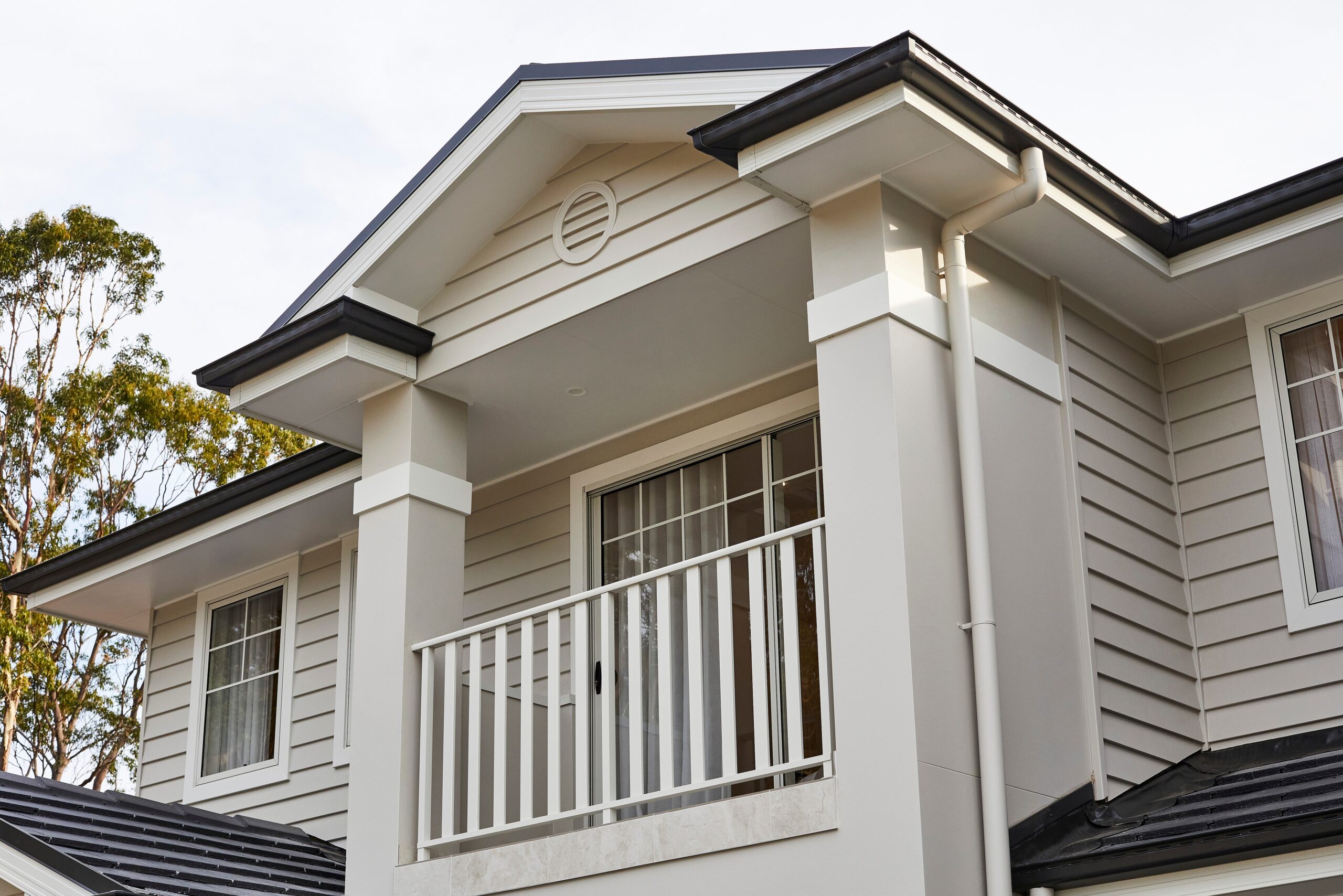 Hamptons weatherboard home Melbourne